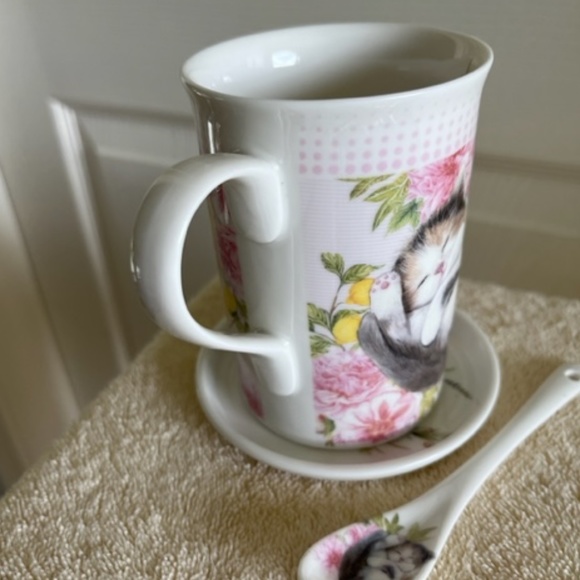 Adorable Kitten/Floral cup and saucer set - Picture 7 of 11